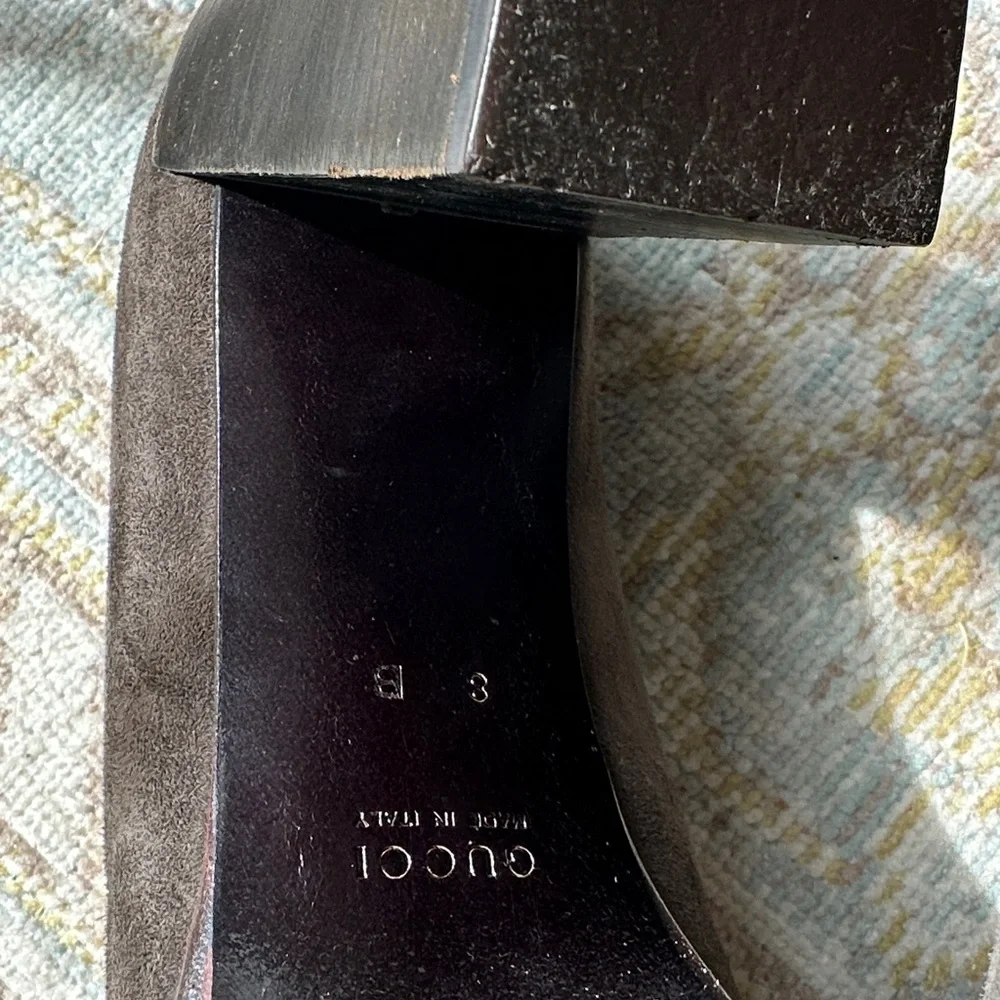 Gucci Grey Suede Block Heel Pumps with Gold Bar size 8 - Picture 6 of 8